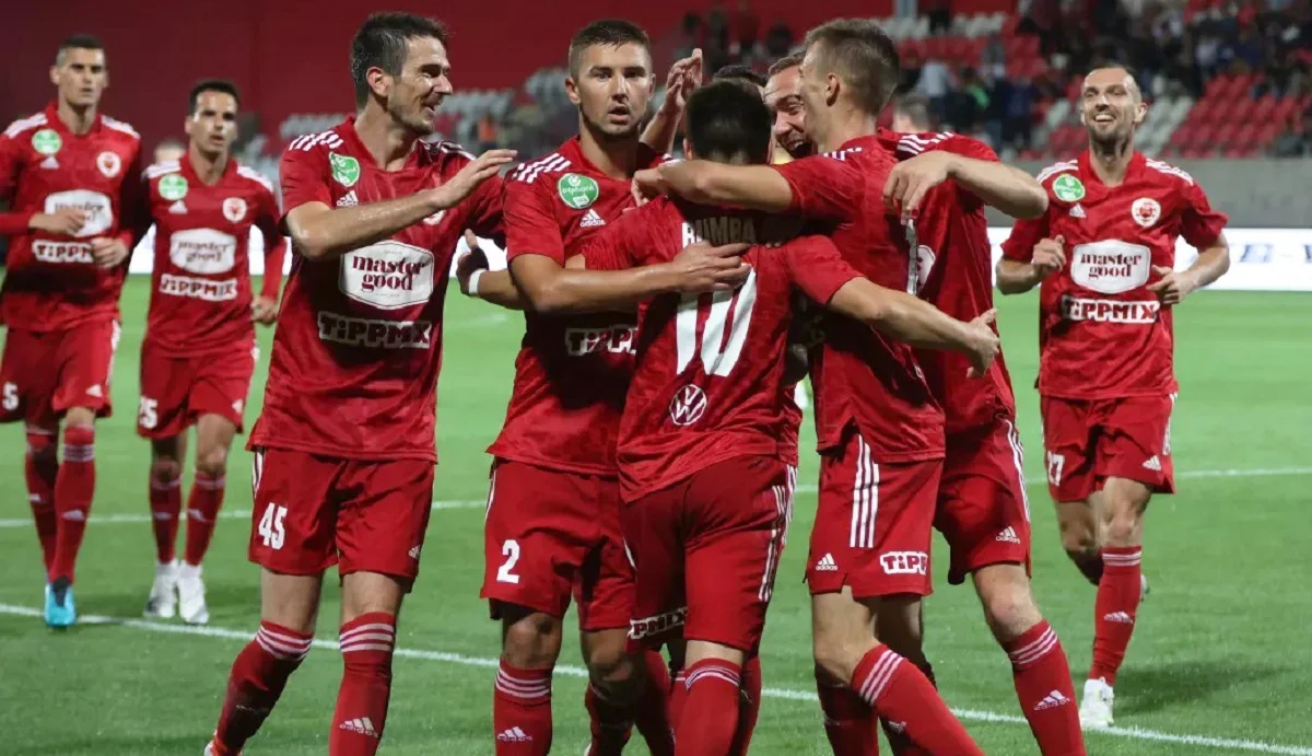 Богдан Мельник в обіймах партнерів після гола Гонведу / Getty Images