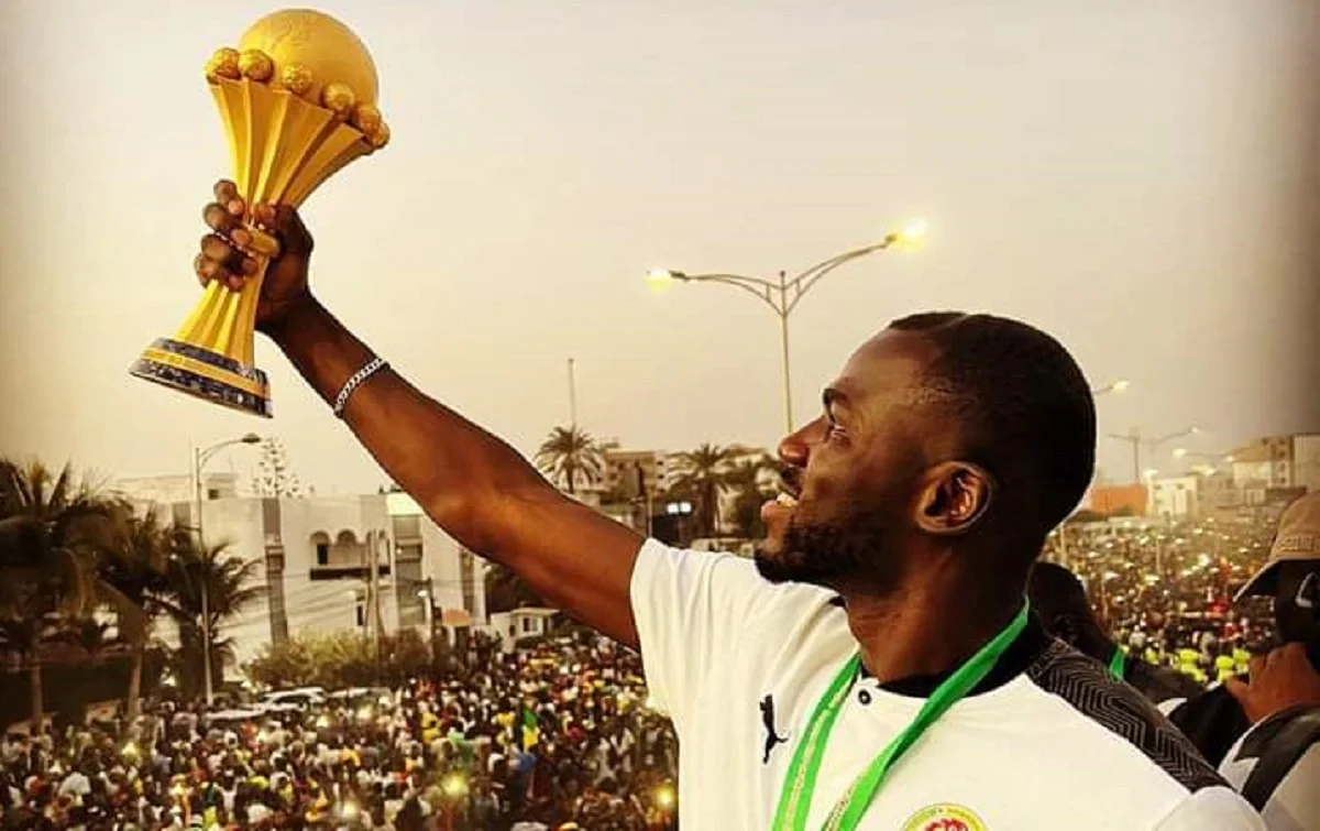 Кулібалі тримає трофей над Дакаром