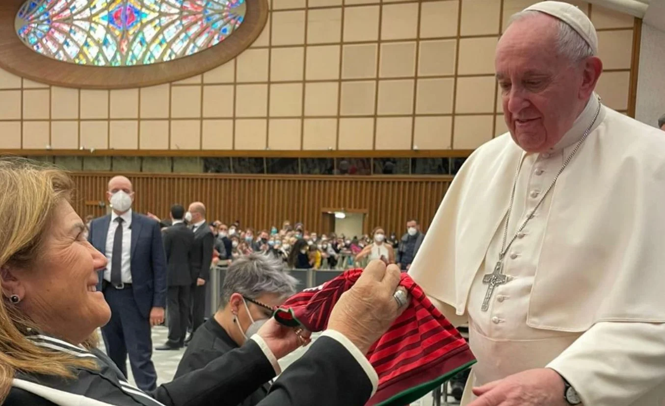 Фото к новости: Мама Роналду подарила Папе Римскому футболку Криша