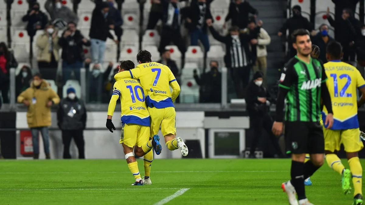 Дибала с Влаховичем празднуют гол / International Champions Cup