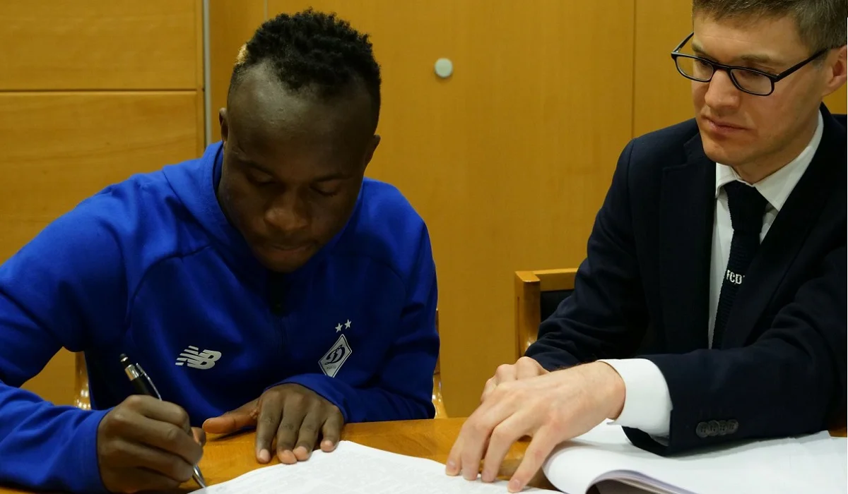 Самба Діалло підписує контракт / Фото ФК Динамо