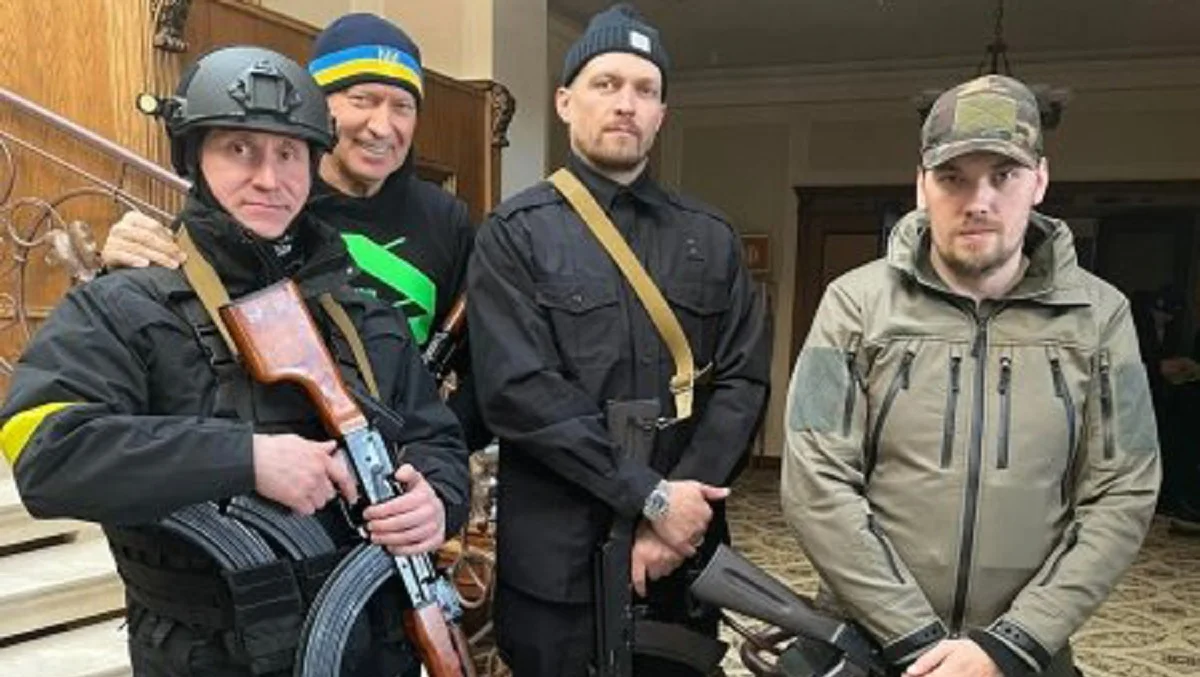 Александр Усик (в центре) / Фото из открытых источников