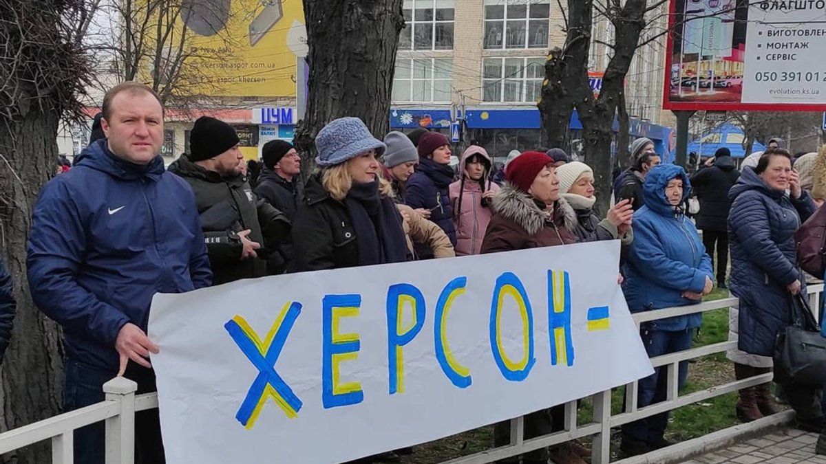Мітингувальники в Херсоні / Facebook Євгена Холодара