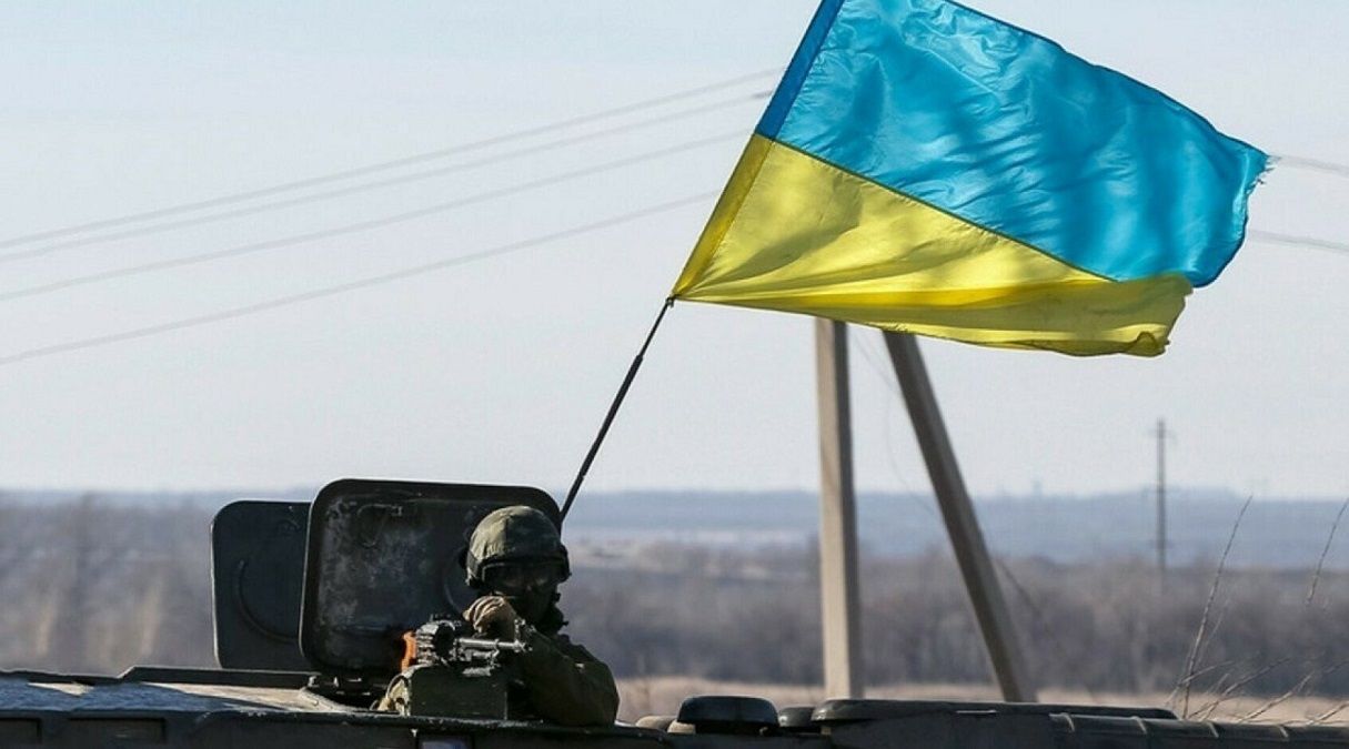 Українські воїни зіграли у футбол з маленьким хлопчиком – відео дня