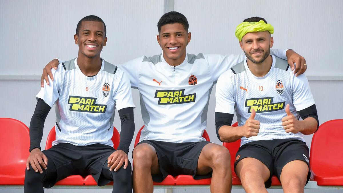 Вінісіус Тобіас (по центру) / ФК Шахтар