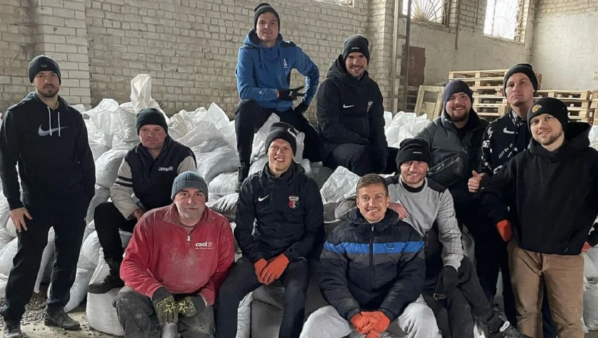 Поворознюк и игроки Вереса волонтерят / Instagram Дмитрия