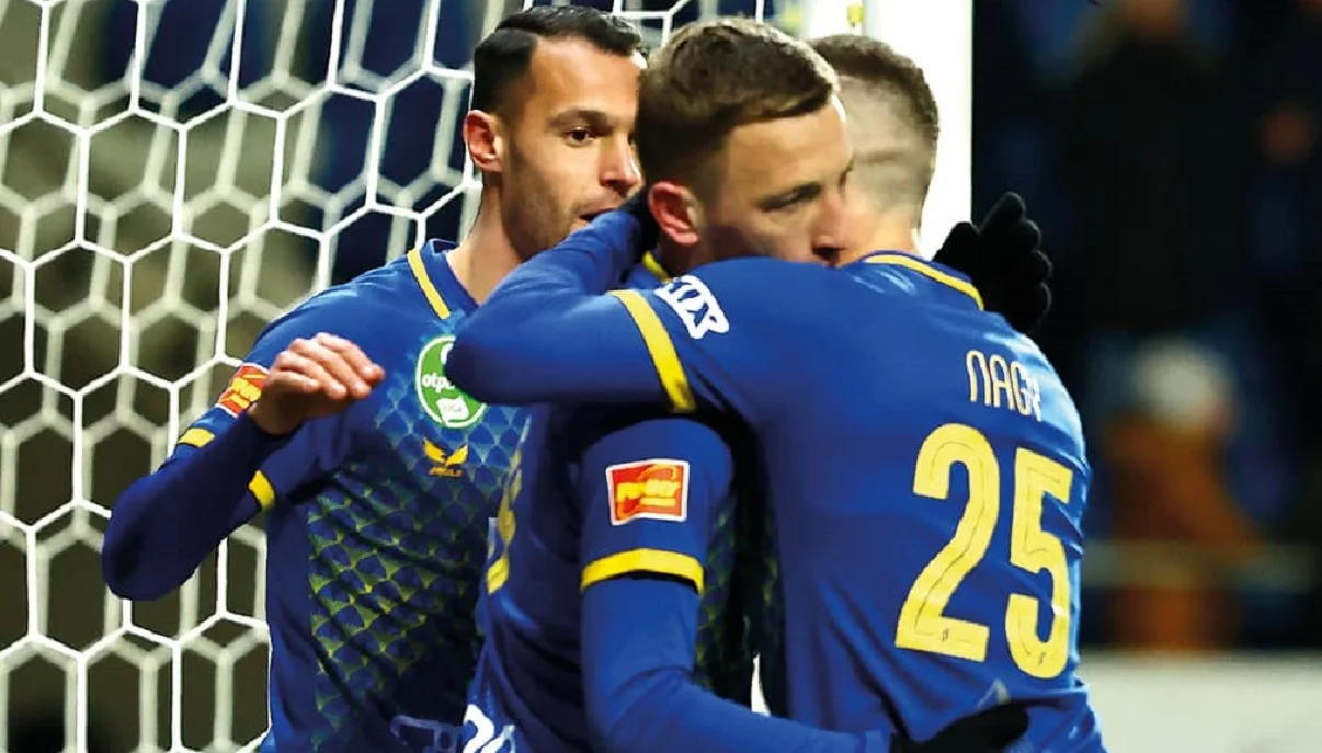 Фаворов принимает поздравления партнеров / Сайт Академии Пушкаша