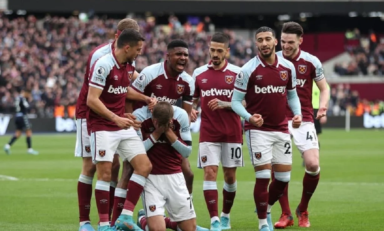 Партнери вітають розчуленого Ярмоленка / Getty Images