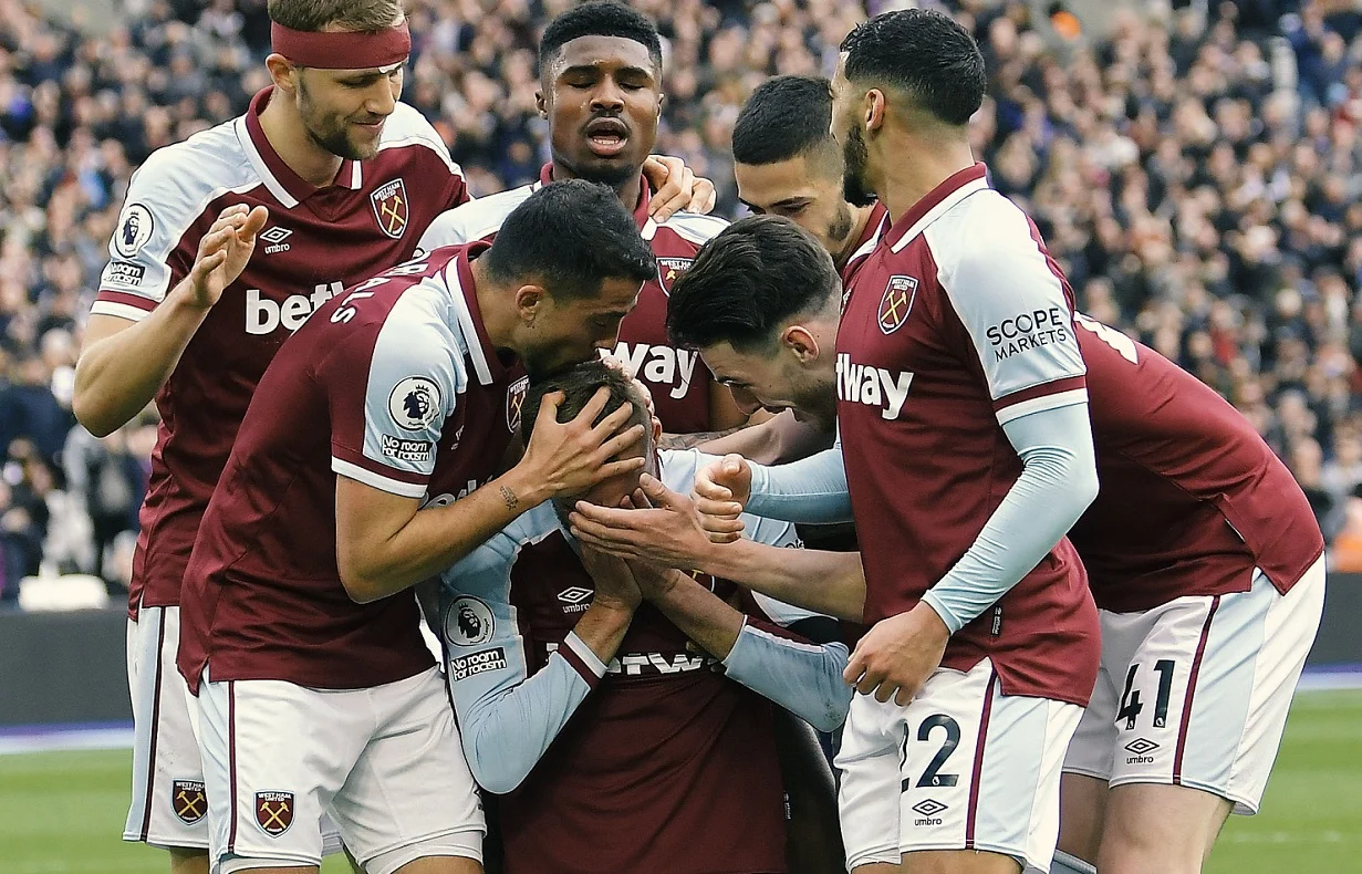 Партнери обіймають Ярмоленка / Сайт Вест Хема