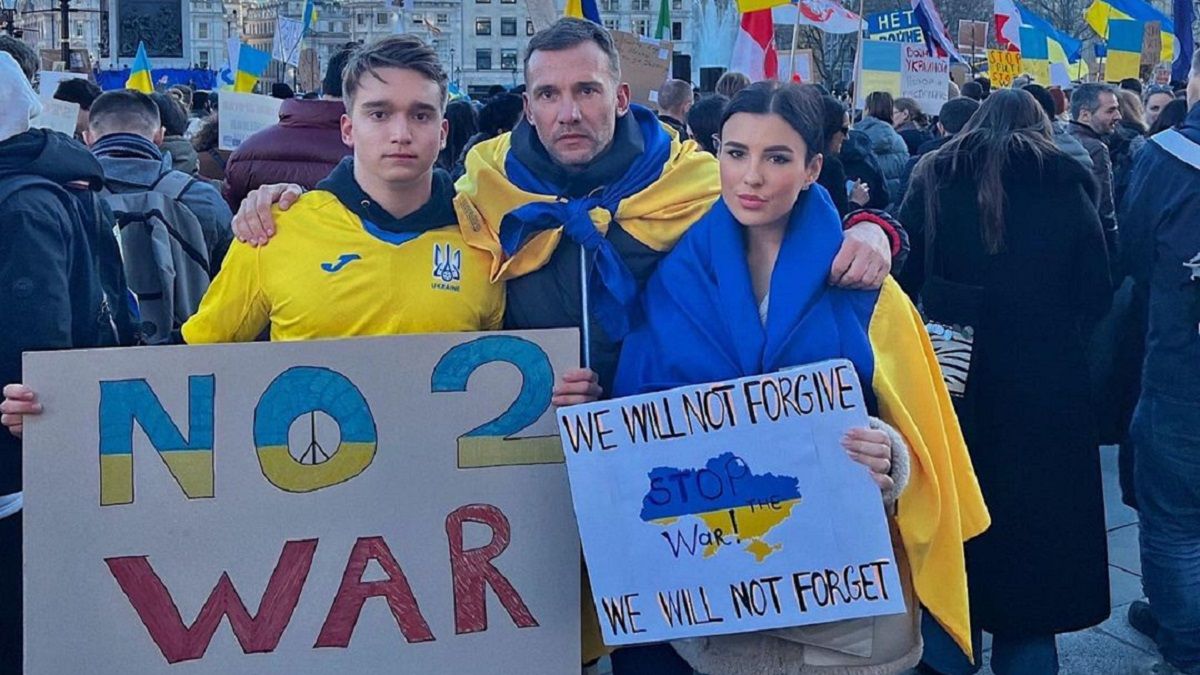 Андрей Шевченко на митинге вместе с сыном / соцсети