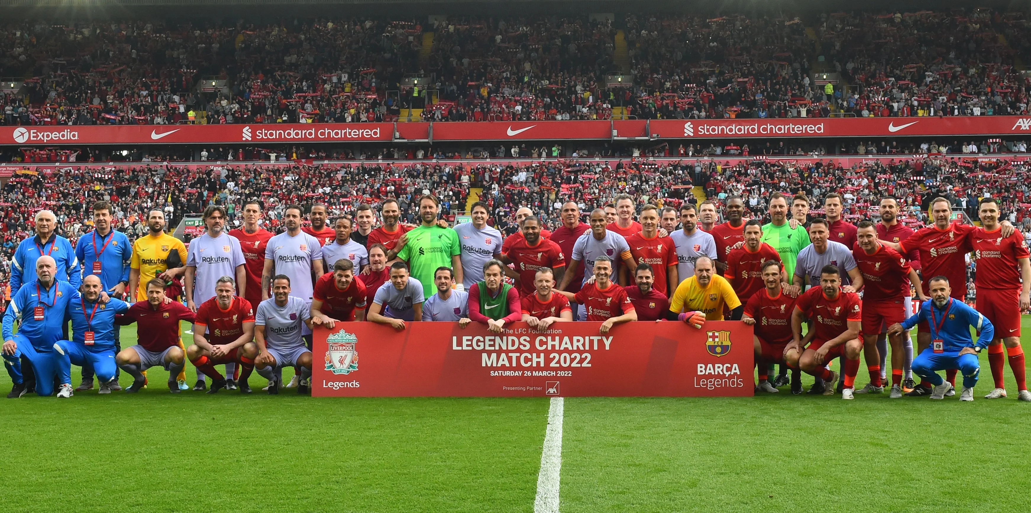 Совместное фото легенд Ливерпуля и Барселоны / фото: ФК Ливерпуль