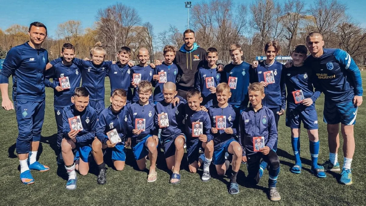 Томаш Кендзьора з гравцями Динамо U-12 / ФК Динамо