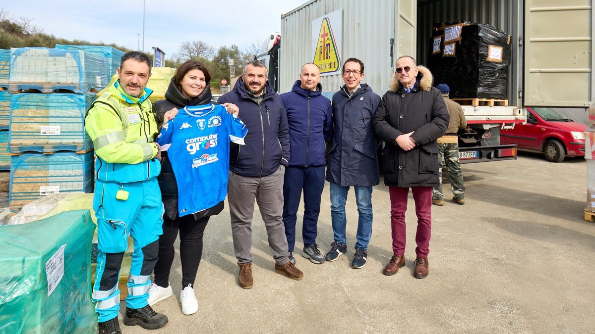 Представники Емполі вантажать гуманітарну допомогу українцям / ФК Емполі