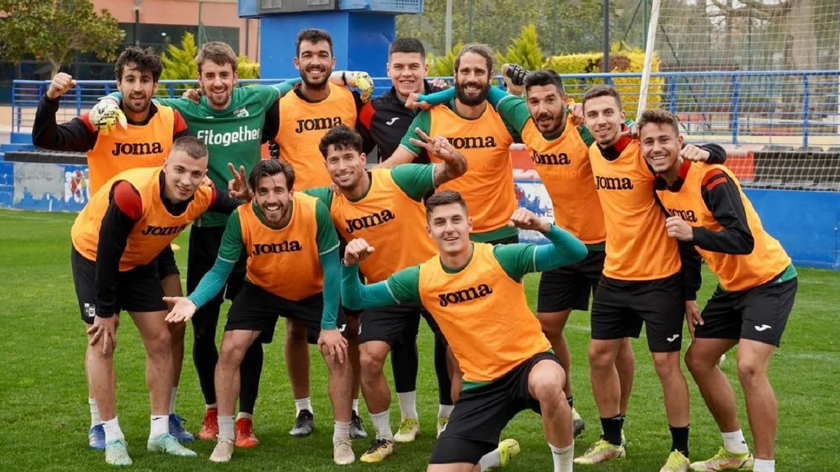 Артур Мурза в составе Ла Нусии (нижний ряд, первый слева)