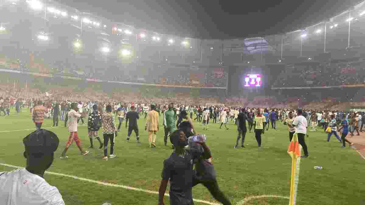 Фанаты сборной Нигерии устроили хаос после невыхода на ЧМ-2022 – пришлось применить слезоточивый газ