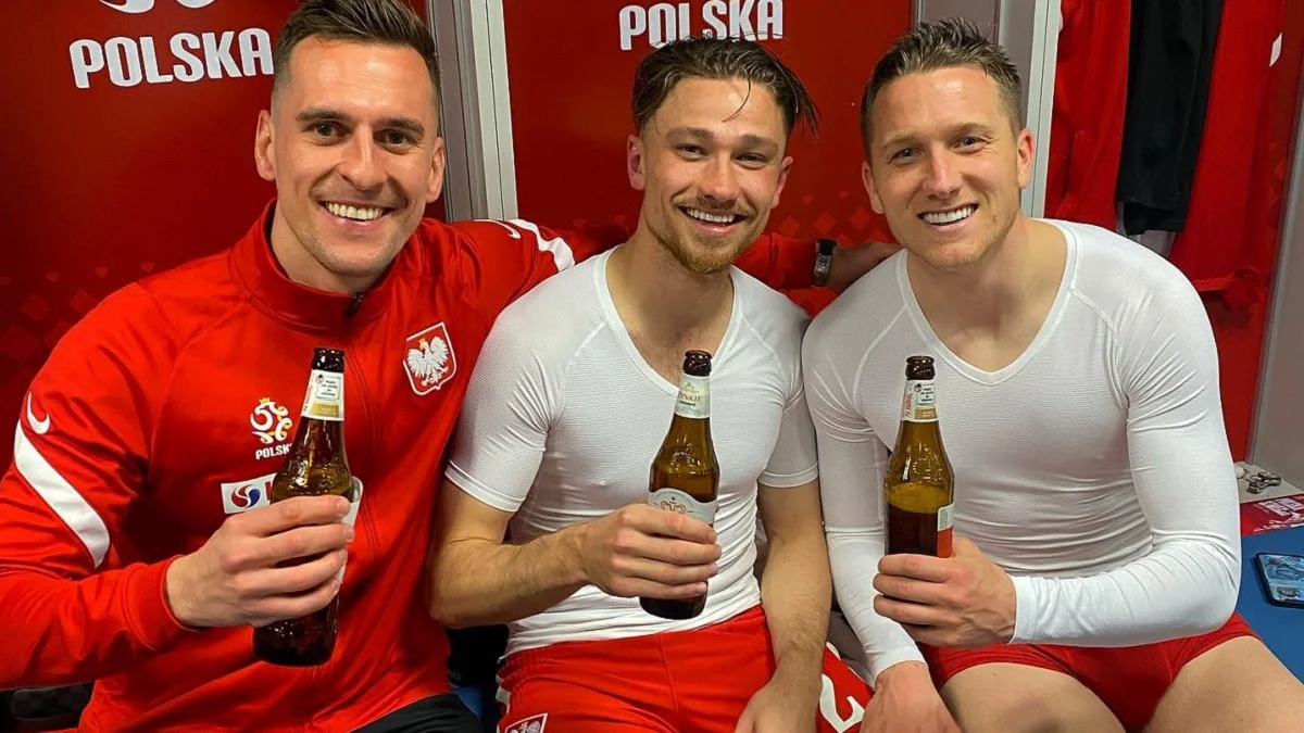 Мэтти Кэш (посредине) / Twitter Matty Cash