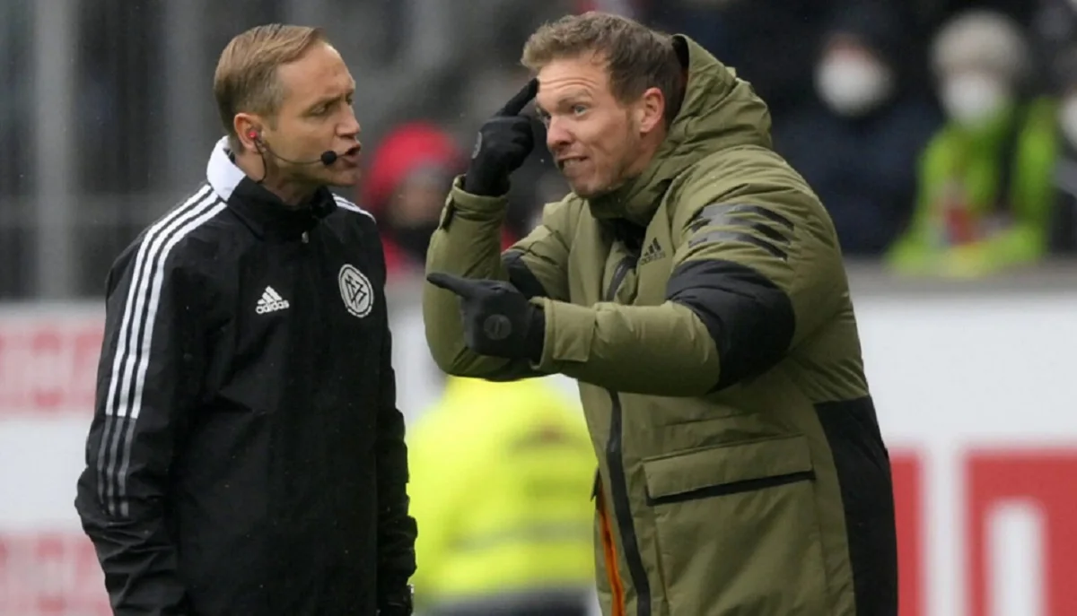 Юлиан Нагельсманн с арбитром / ФК Getty Images