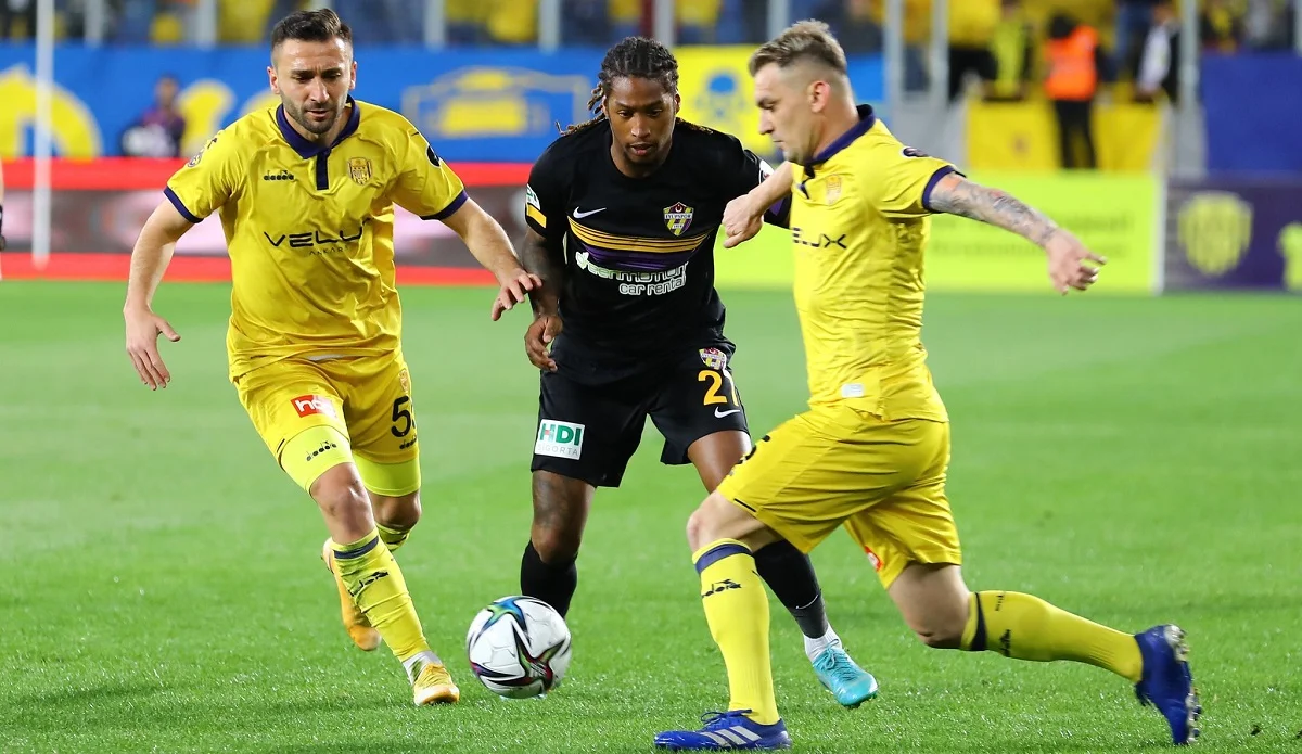 Жерсон Родригес (в центре) феерически дебютирует за Эюспор / ФК Эюспор