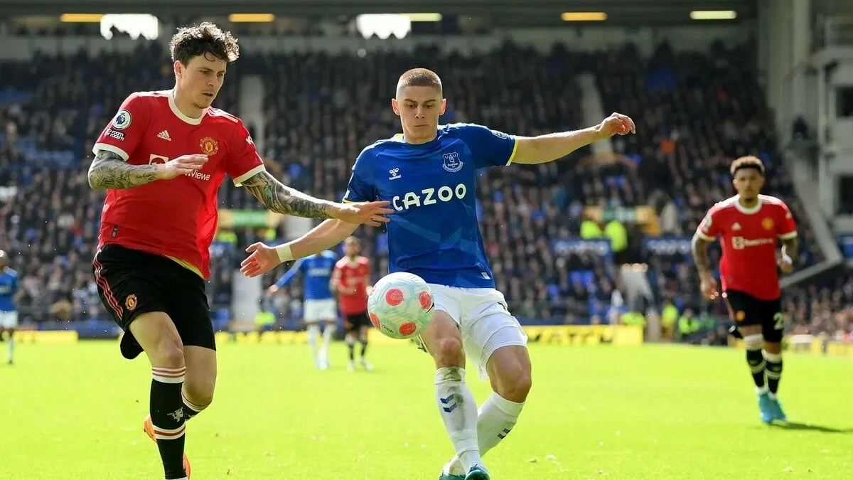 Виталий Миколенко в поединке против МЮ / Getty Images