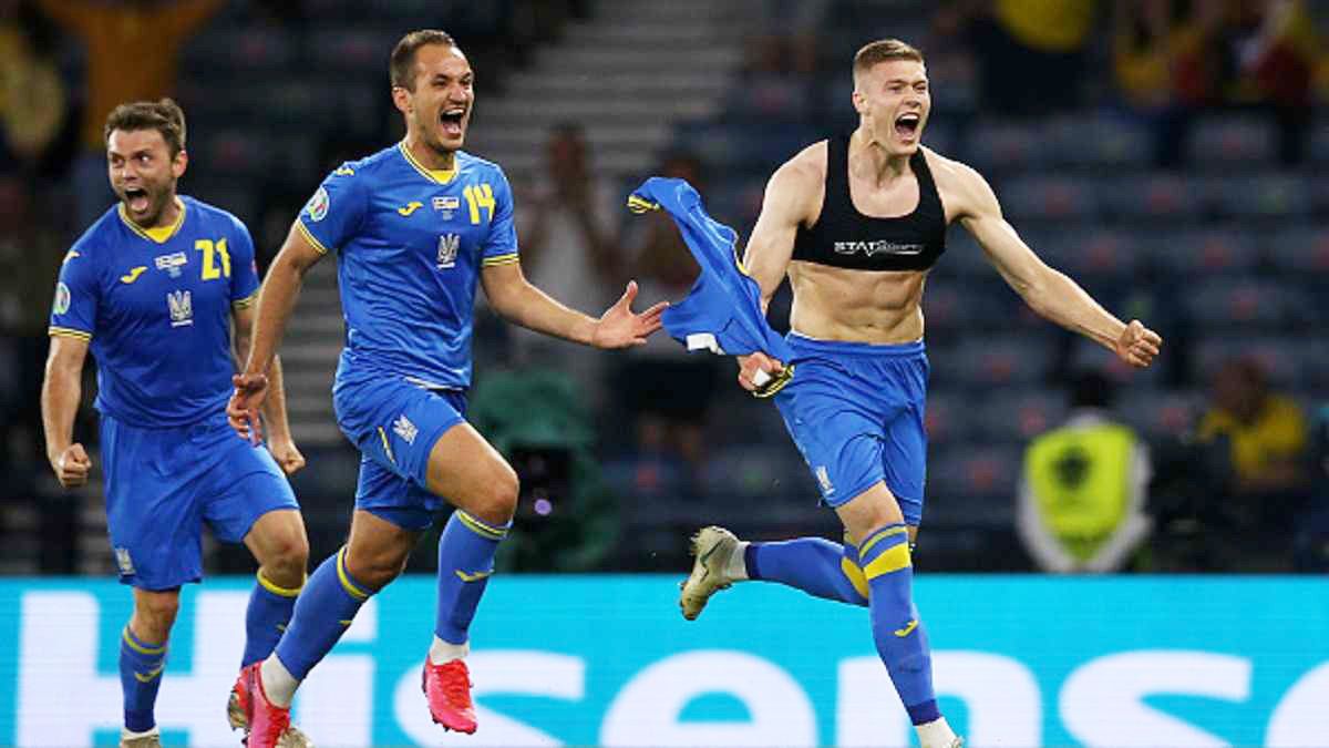 Артём Довбик (справа) после гола в ворота Швеции / Getty Images