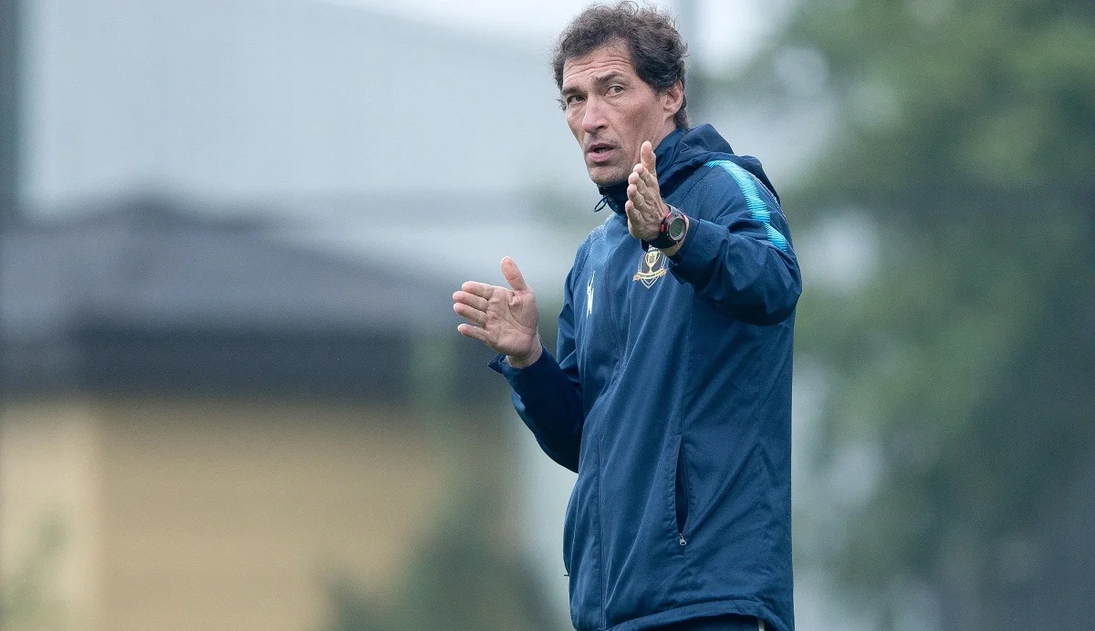 Дмитрий Михайленко указывает направление движения для рашистов / СК Днепр-1