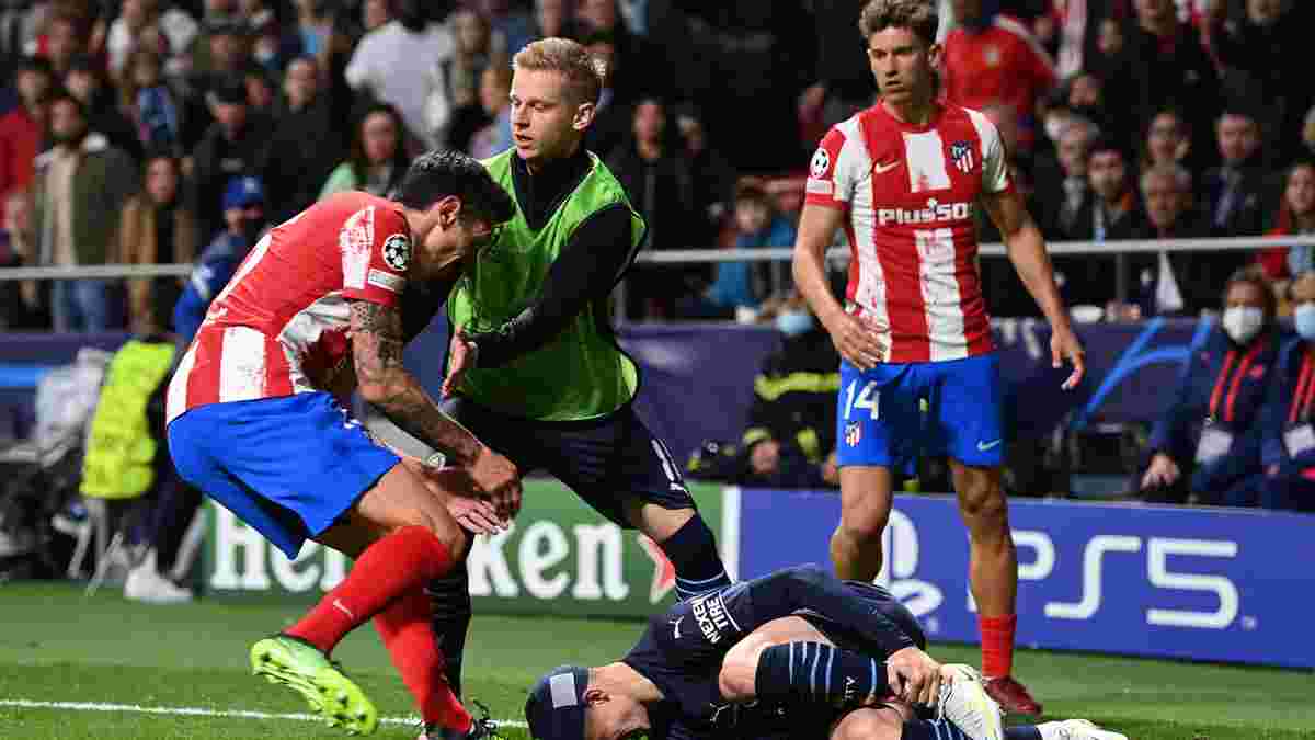 Атлетико – Манчестер Сити: Зинченко из-за пределов поля смело полез на двух соперников, вступившись за Фодена