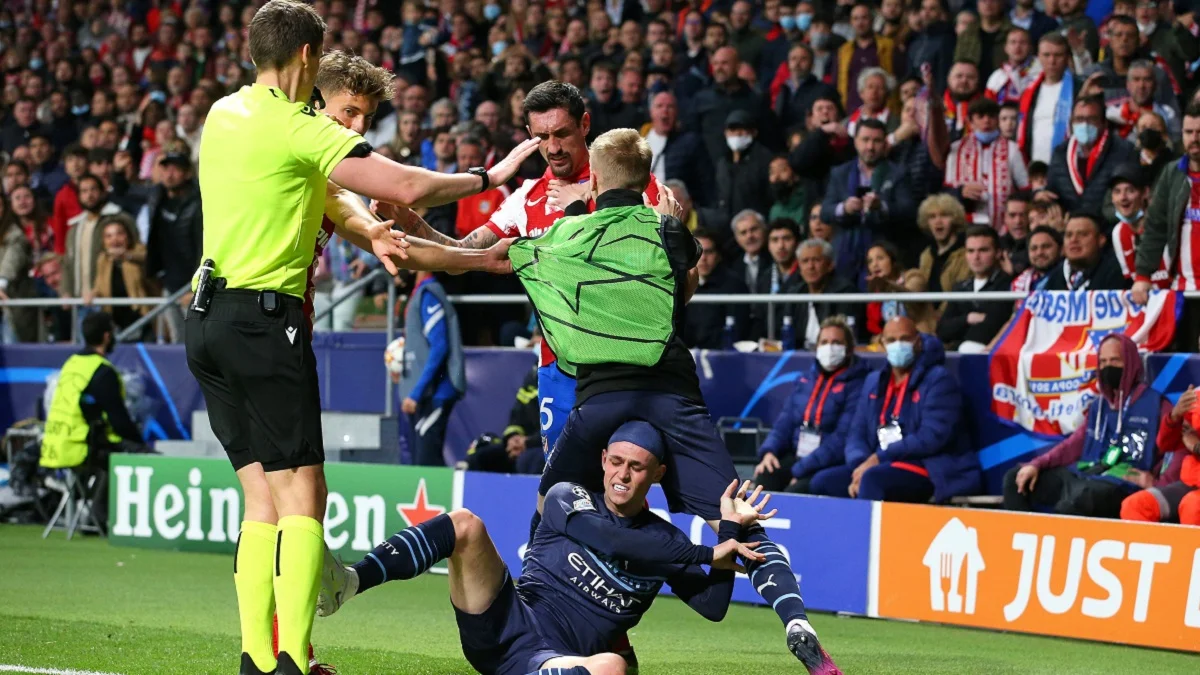 Олександр Зінченко в матчі Атлетіко – Манчестер Сіті / Getty Images