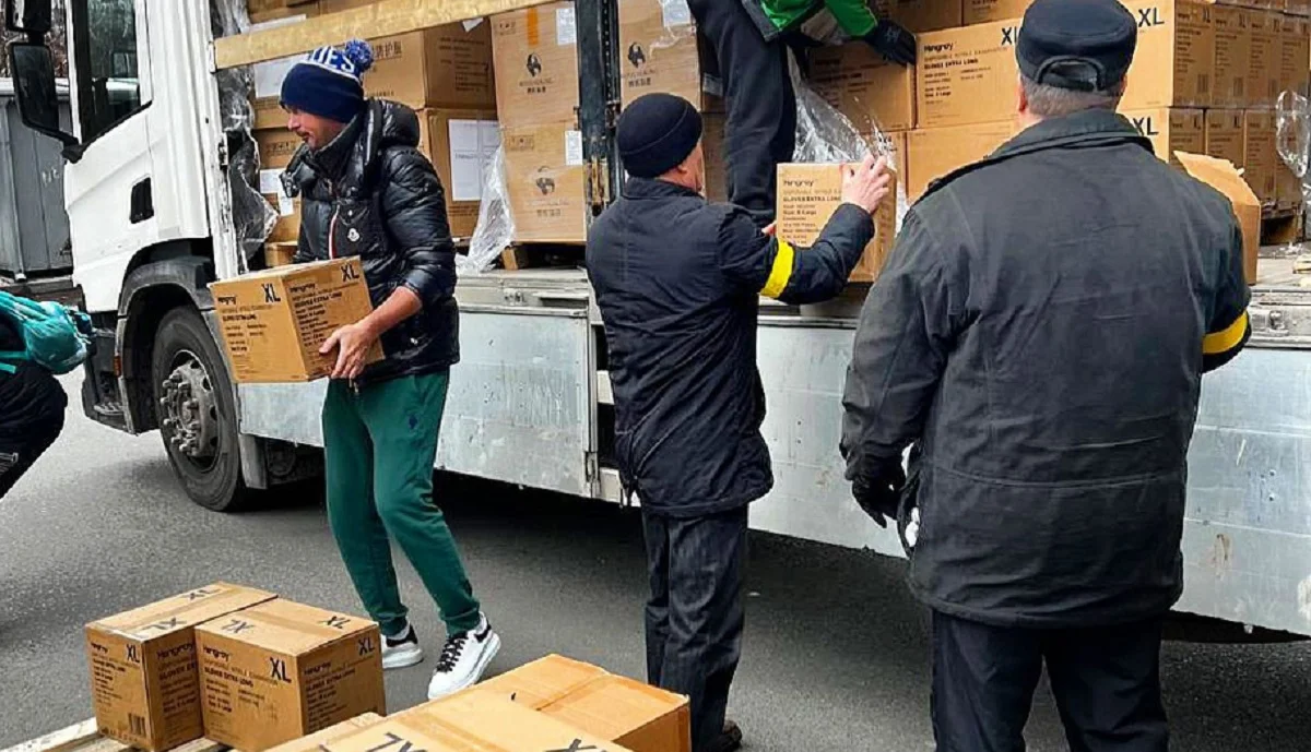 Артем Мілевський (ліворуч) допомагає розвантажувати гумдопомогу для киян / Фото з соцмереж