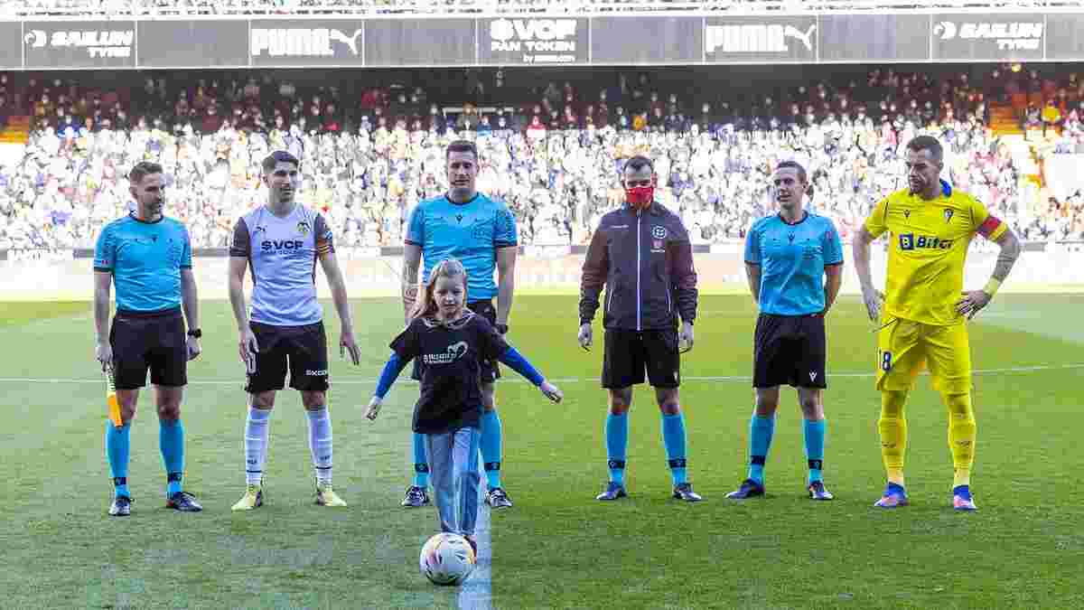 Девочка из Украины открыла матч Валенсии – видео трогательной акции