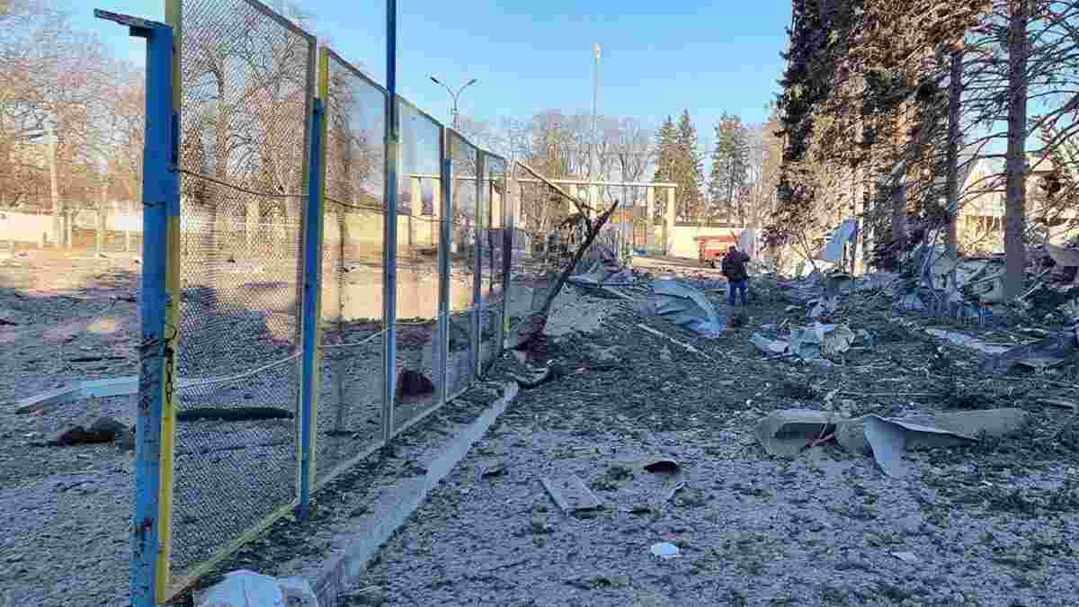 На стадион Десны вернулся футбол: кадры первой игры из разбомбленной арены