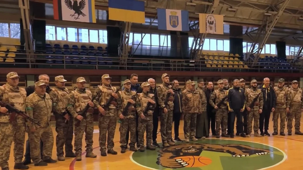 Игроки и тренеры Прикарпатья / Фото Футбол News