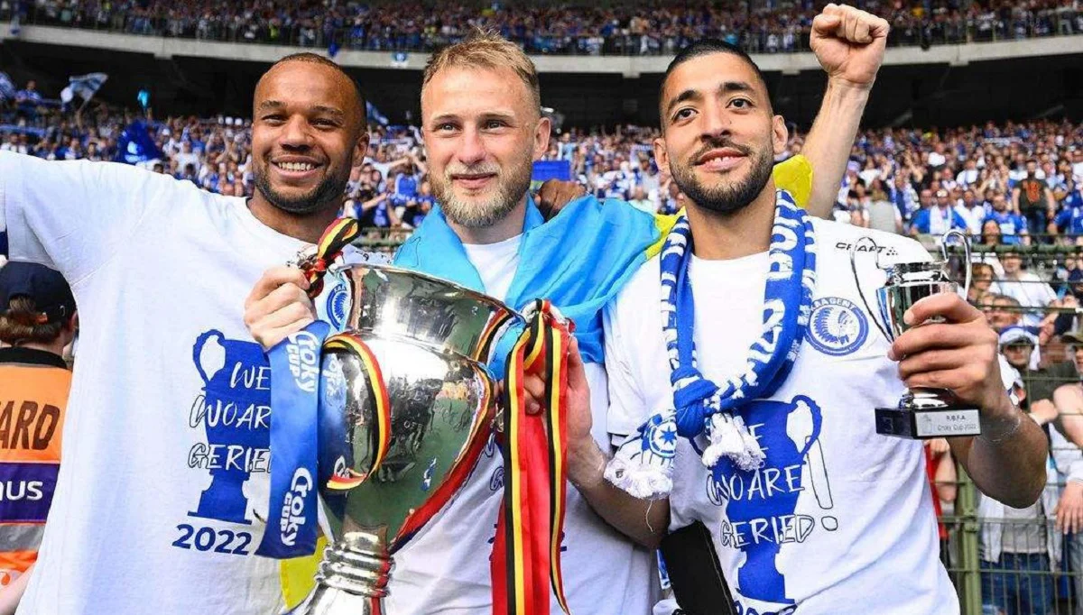 Роман Безус (в центре) с первым трофеем в Бельгии / Getty Images