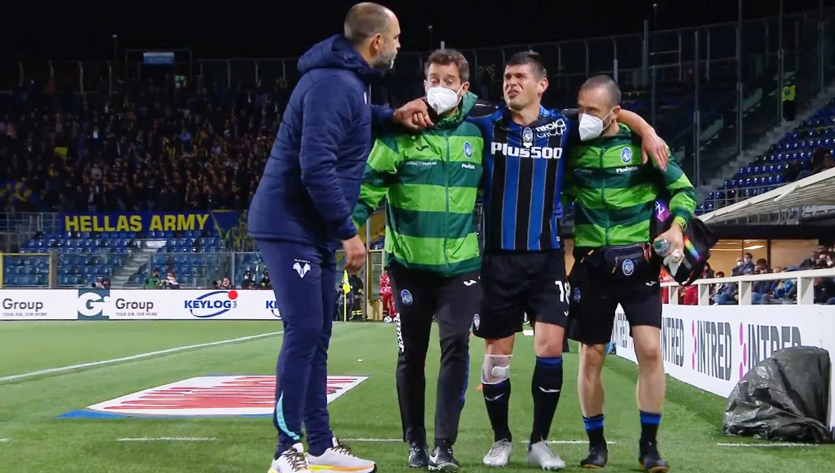 Руслан Малиновский (в центре) / Стоп-кадр матча