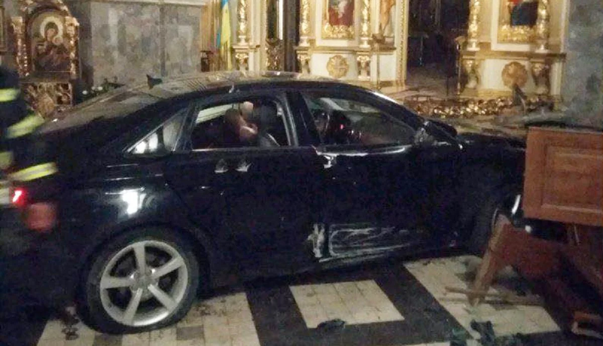 Авто в тернопольском храме / Фото из соцсетей