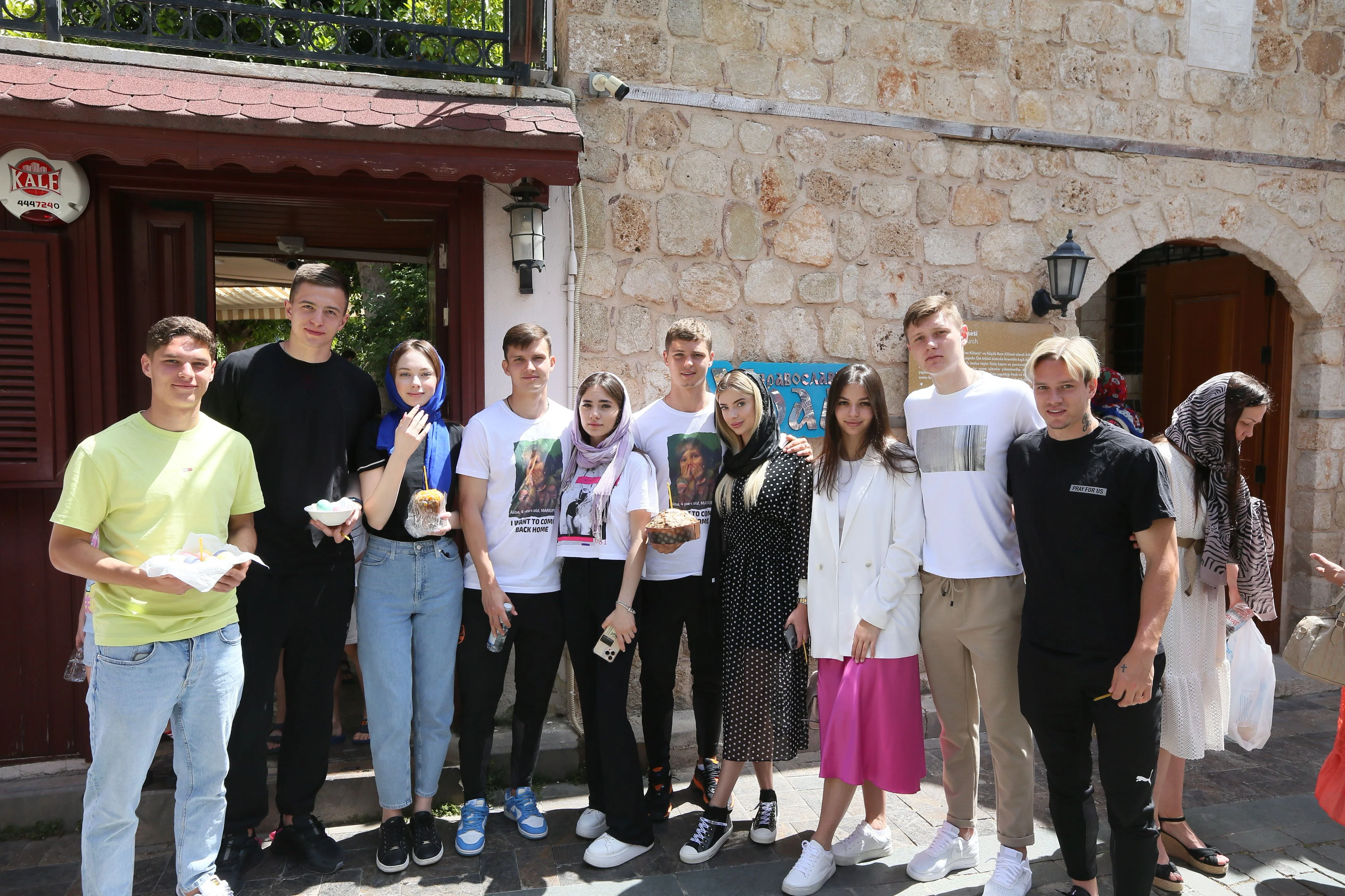 Игроки Шахтера возле церкви в Анталье / фото: ФК Шахтер