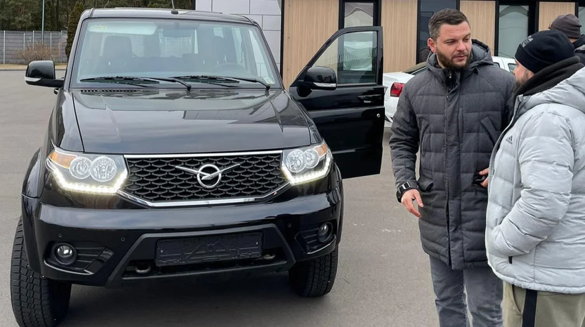 Андрей Засуха рядом с одним из внедорожников / ФК Колос