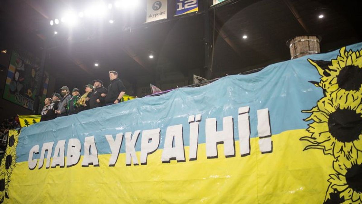 Фанаты Портленд Тимберс поддерживают Украину / OregonLive