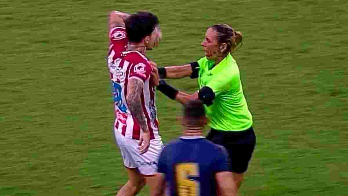 Футболист пытался избить женщину-арбитра после своего удаления в финальном матче – видео
