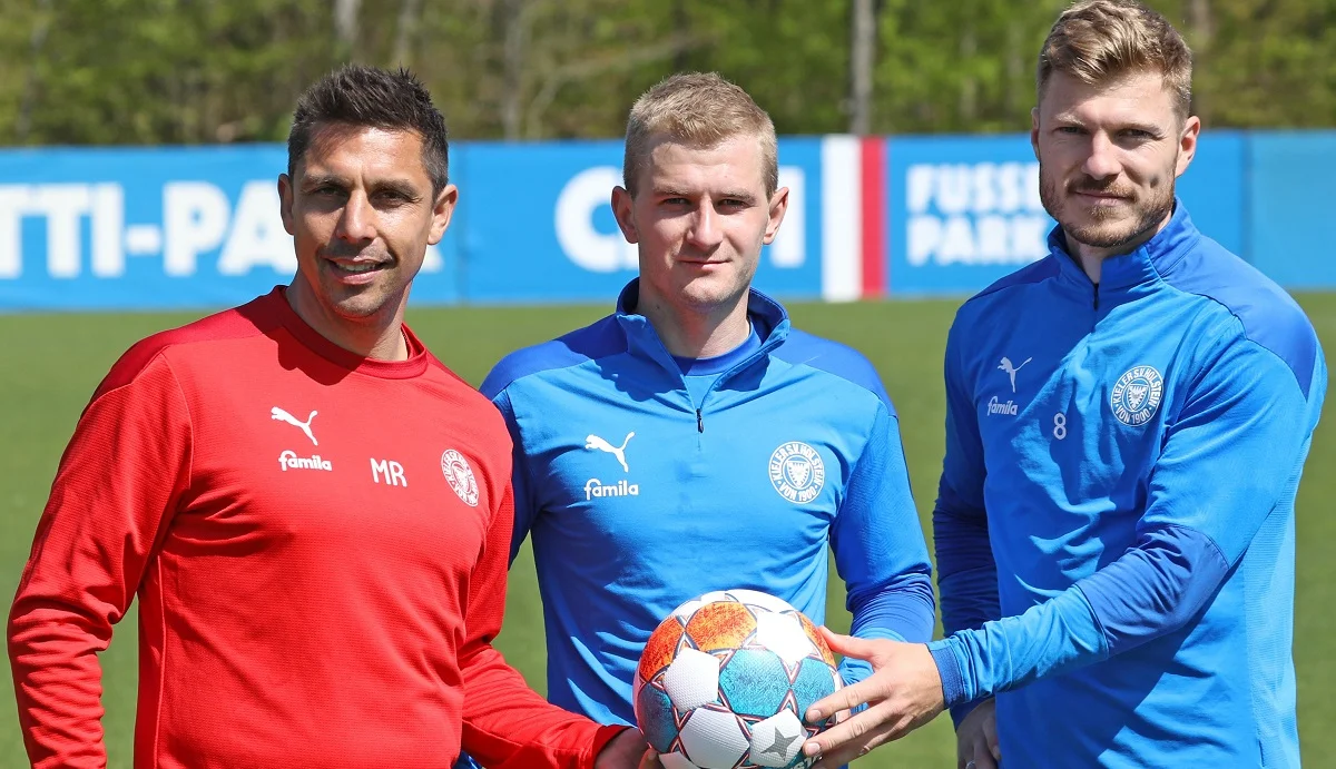 Денис Мирошниченко (в центре) / ФК Хольштайн