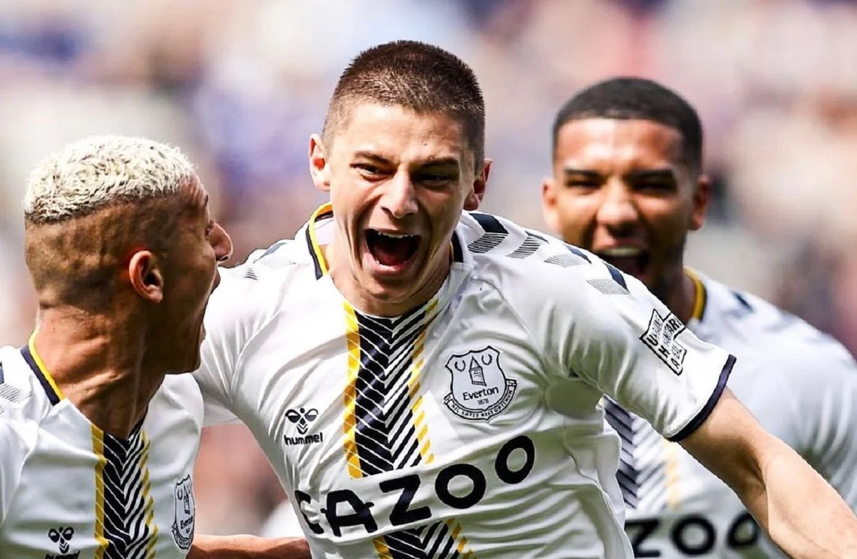 Миколенко принимает поздравления партнеров / Сайт Эвертона