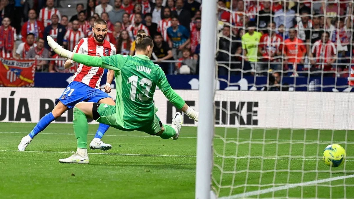 Андрей Лунин в матче Атлетико – Реал Мадрид / Getty Images