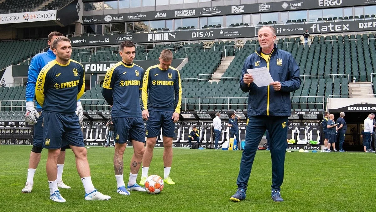 Александр Петраков на тренировке сборной / Facebook УАФ