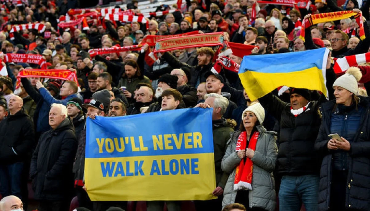 Английские болельщики поддерживают Украину / Getty Images