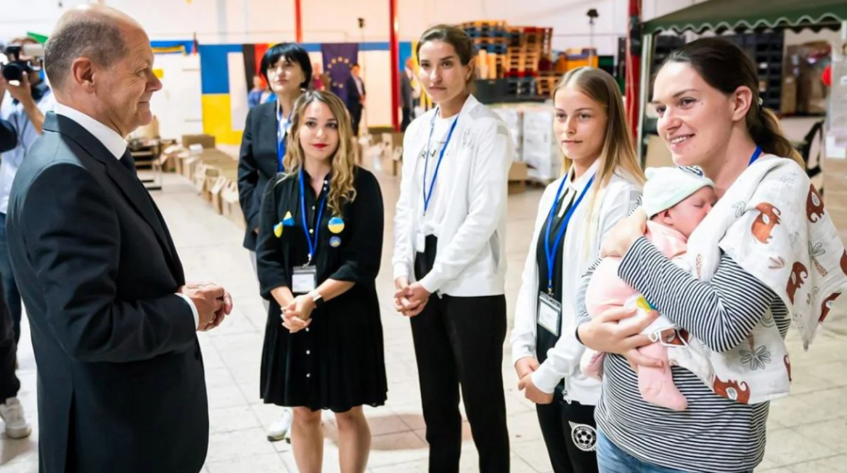 Олаф Шольц с представителями женской команды Кривбасса / ФК Кривбасс