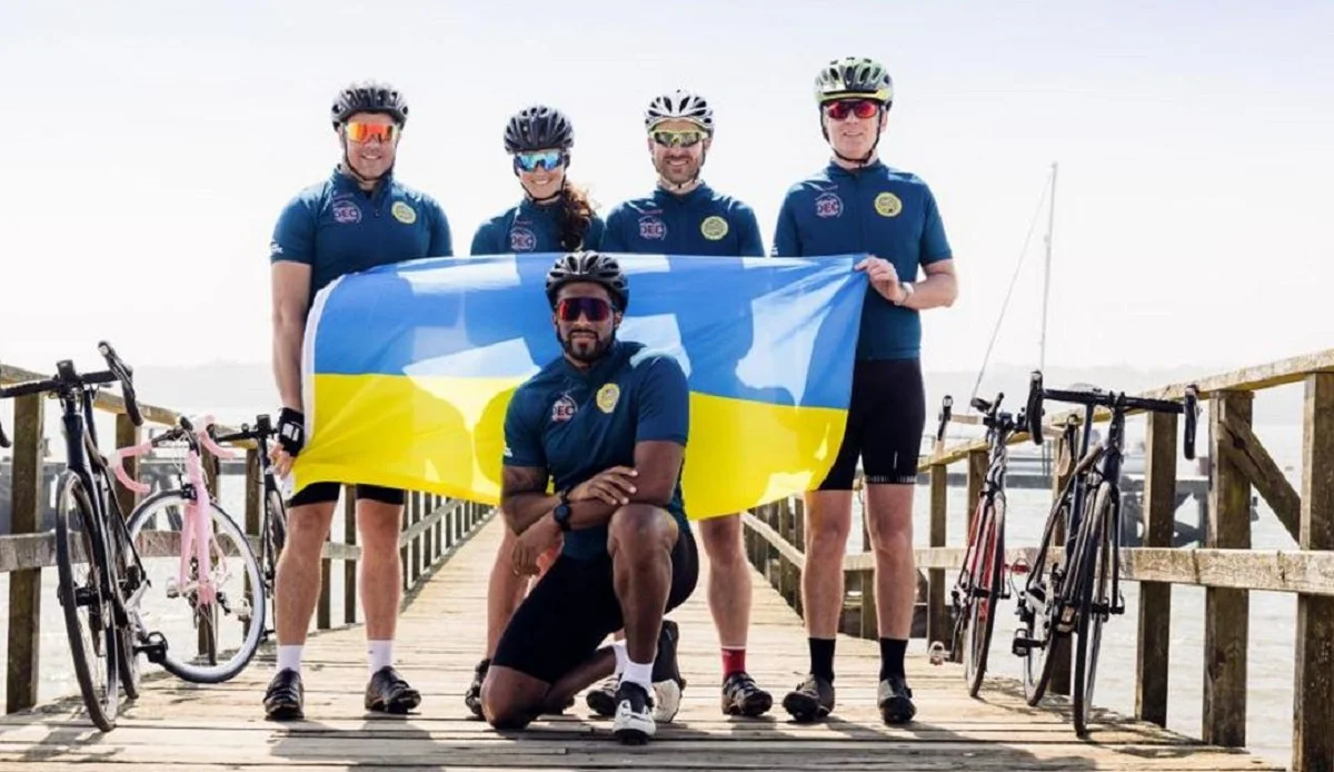 Дістен з друзями / AFCB