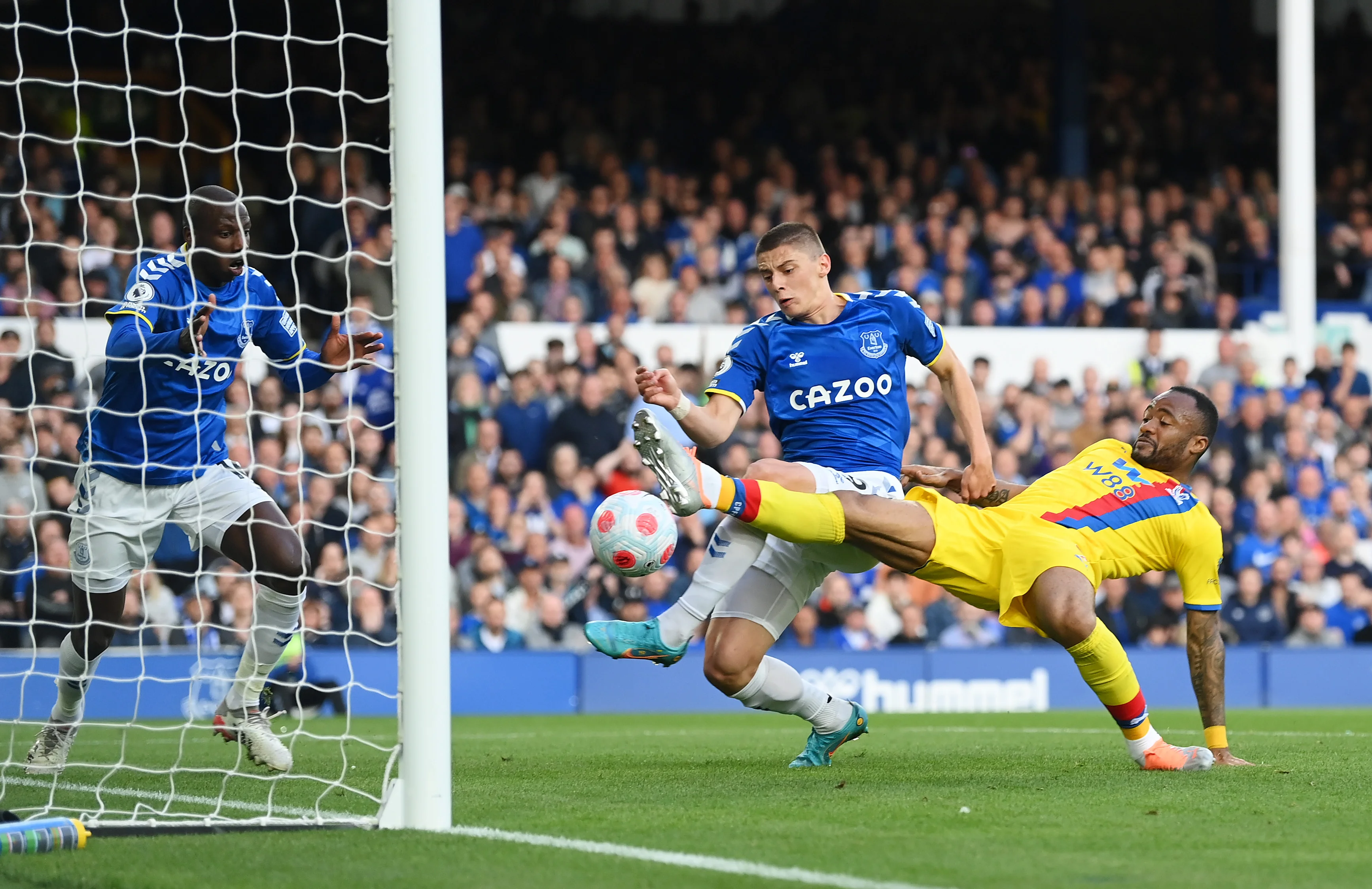 Миколенко залишається в АПЛ / Getty Images