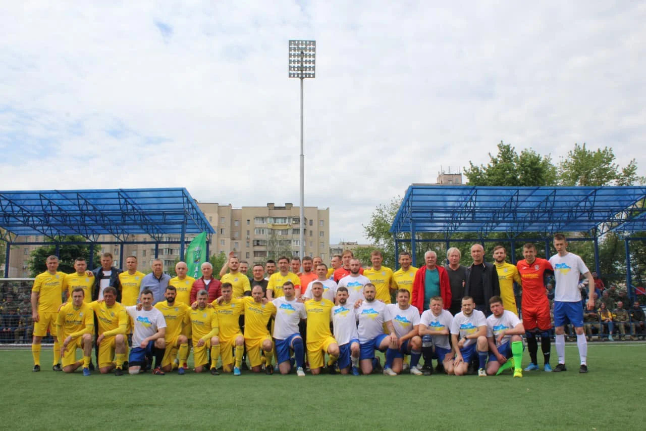 Участники товарищеского матча / Фото Дарницкая районная в городе Киеве государственная администрация