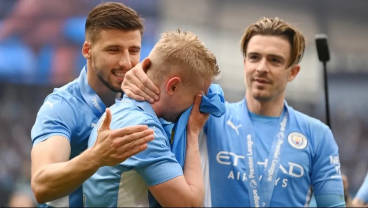 Олександр Зінченко в обіймах партнерів / NEWS GROUP NREWSPAPERS LTD