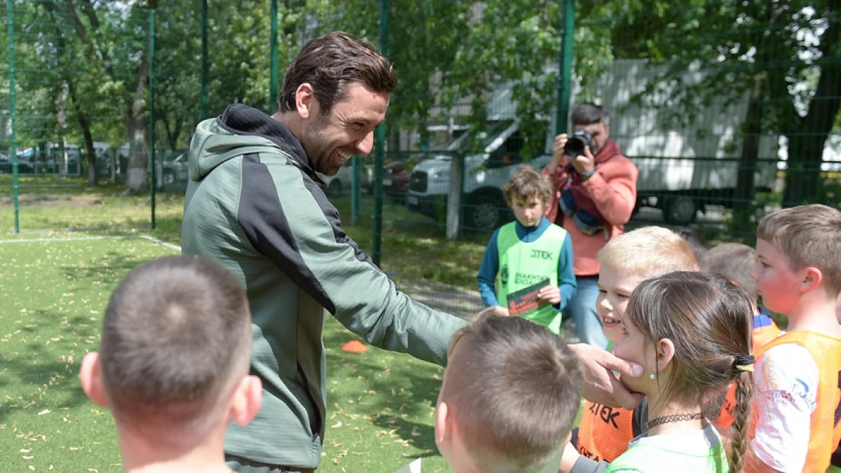 Даріо Срна з дітьми / фото: ФК Шахтар