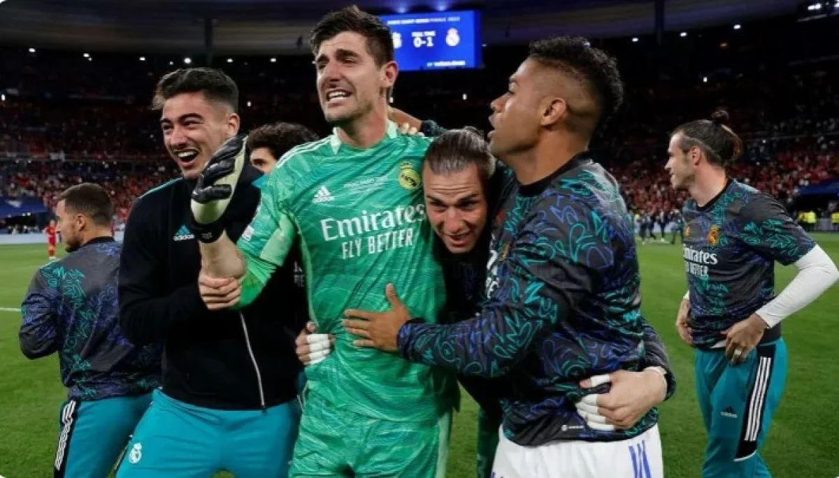 Лунін в обіймах Куртуа та Родріго / фото: ФК Реал Мадрид